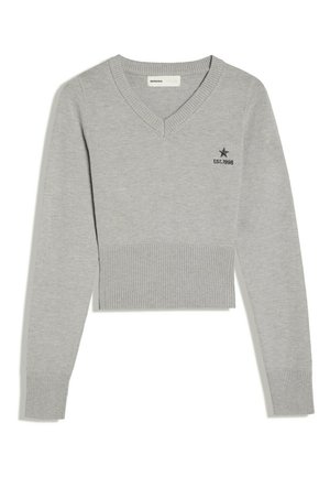 Lysegrå cropped sweater med lange ærmer, V-hals, ribstrikkede manchetter og kant samt en lille sort stjerne med "EST.1998" på brystet.