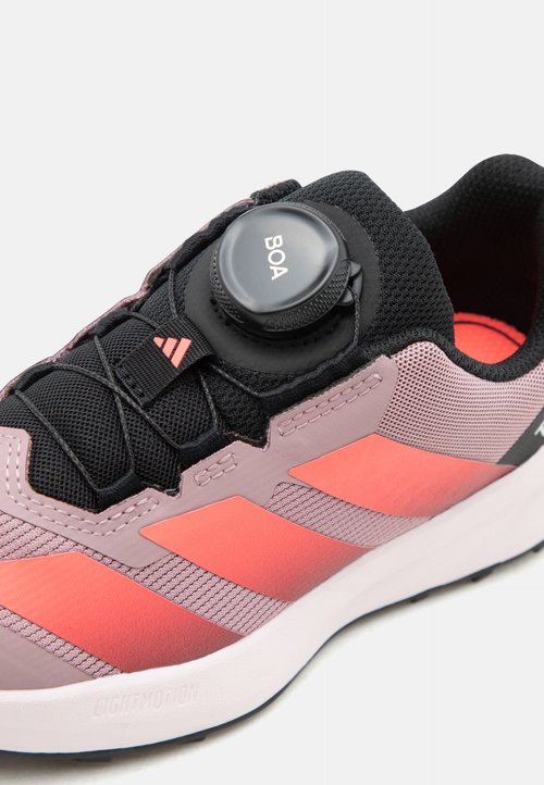 adidas AGRAVIC UNISEX - Trail running shoes - magic mauve/solar turbo/core black — photo 6