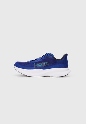 Chaussure de course bleue avec une tige texturée, semelle intermédiaire blanche et semelle foncée. Comprend des lacets et un logo sur le côté.