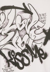 Biała tkanina z czarnym napisem w stylu graffiti: "KOCHAJ MNIE," "PCAŁUJ MNIE," oraz "BĄDŹ MIŁY LUB ODEJDŹ." Zawiera plamy i różnorodne czcionki pisaną.