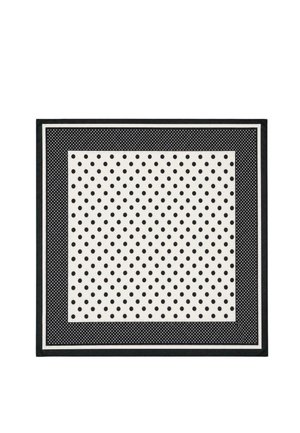 Foulard quadrato bianco e nero con grandi pois neri al centro bianco e pois bianchi più piccoli sul bordo nero.