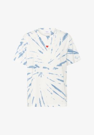 T-shirt i bomuld med blå tie-dye mønster på en hvid baggrund. Har et lille rødt hjerte design på brystet. Rund halsudskæring og korte ærmer.