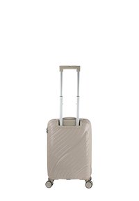 Maleta rígida de color beige claro con patrón de ondas, mango extensible y cuatro ruedas para facilitar la movilidad. Material de plástico duradero.