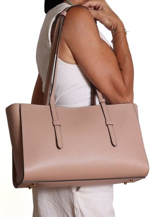 Roze leren totebag met een gladde textuur, gedefinieerde vorm en lange hengsels. Kenmerkt zich door gouden accenten en contrasterende zwarte rand.
