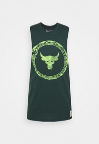Camiseta sin mangas verde con un gran gráfico circular en neón verde de una serpiente y un cráneo de toro en el centro.