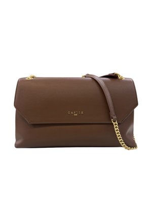 Borsa a spalla in pelle marrone con tracolla in catena dorata e piccolo logo dorato "Gaelle Paris" sulla patta frontale.