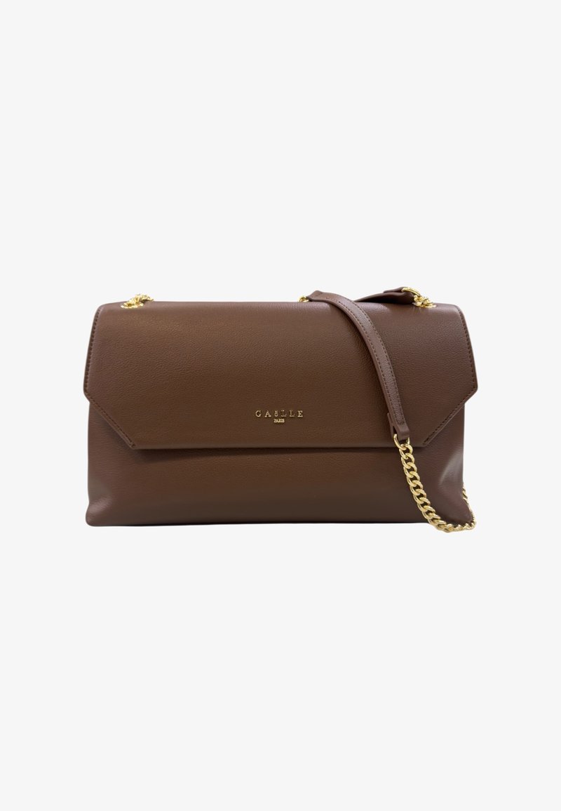 Borsa a spalla in pelle marrone con tracolla in catena dorata e piccolo logo dorato "Gaelle Paris" sulla patta frontale.