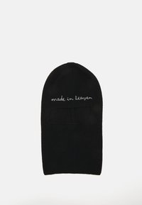 Zwarte gebreide beanie met een ronde bovenkant, voorzien van geborduurde tekst "made in heaven" aan de voorkant en een geribbelde textuur over het geheel.