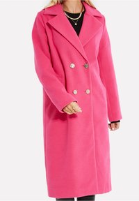 Rosa dubbelknäppt kappa i en ullblandning, med slagkrage, metallknappar och sidofickor, i en rak silhuett.