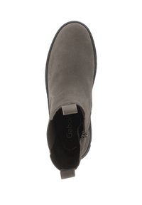 Grijze suede enkelboot met ronde neus, zijrits en elastische inzetstukken. Heeft een gestructureerde zool en een lusje voor gemakkelijk aan- en uittrekken.