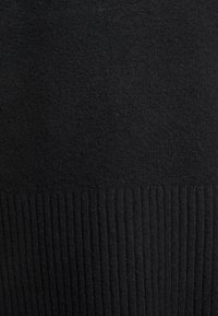 Schwarzer Pullover mit einer weichen Textur und einem gerippten Saum. Das Design hat eine einheitliche Farbe ohne sichtbare Muster oder Akzente.