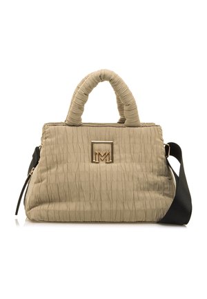 Beige Handtasche mit strukturiertem Material, zerknittertem Design, doppelten kurzen Griffen, abnehmbarem schwarzen Riemen und goldenen Beschlägen mit einem Logo-Akzent.