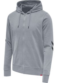 Hellgrauer Zip-Hoodie mit Kordelzug, gerippten Bündchen und Saum sowie zwei schwarzen Chevron-Streifen am rechten Ärmel.