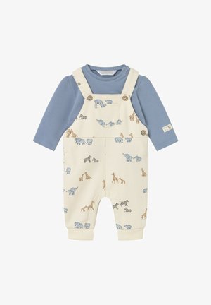 Camisa de manga larga azul combinada con un peto color crema que presenta elefantes azules, jirafas marrones y cebras grises impresos por todas partes.