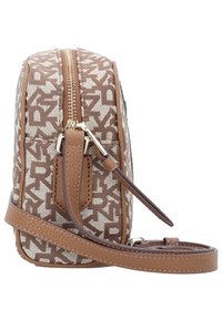 Brun monogrammeret stoftaske med lynlåslukning, en struktureret læderbund og en aftagelig rem. Kompakt rektangulær form.