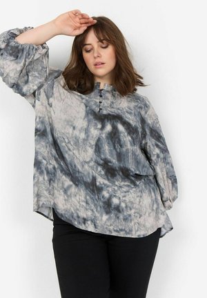 Blouse à manches longues en tie-dye gris et noir, avec un col haut et une patte de boutonnage, dotée de manches bouffantes élastiquées et d'une coupe ample.