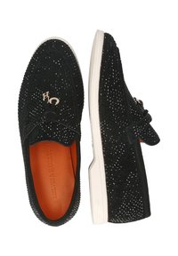 Zwarte instap schoenen met een gestructureerde bovenkant met rhinestones, een elastische band, een contrasterende witte zool en oranje merkvoering.