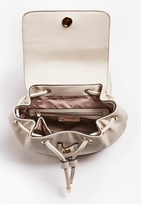 Sac seau beige clair en cuir texturé, avec des accessoires dorés et une fermeture à cordon. L'intérieur est doublé d'une matière lisse et équipé de poches.