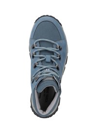 Niebieskie buty trekkingowe z połączeniem gładkiej skóry i oddychającej siateczki, teksturowaną podeszwą oraz metalowymi elementami do sznurowania.