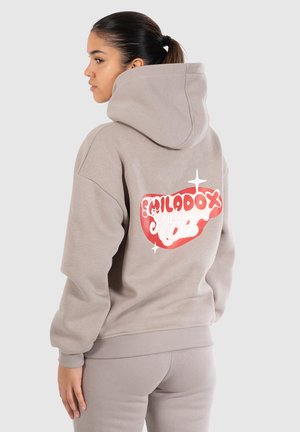 Szary melanżowy sweatshirt z kapturem z grafiką w czerwono-białym kolorze na plecach, zawierający stylizowany tekst i akcenty w postaci gwiazdek.