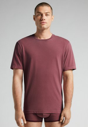 Maroon T-shirt made of soft fabric, featuring a classic crew neck, short sleeves, and a straight hem. Worn over matching briefs.