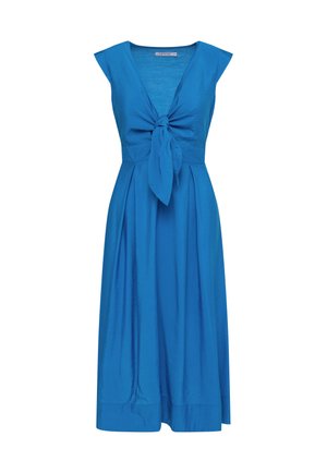 Niebieska sukienka bez rękawów z dekoltem w kształcie litery V i detalem z węzłem z przodu. Wykonana z gładkiego materiału, z luźną spódnicą z fałdami i długości do kolan.