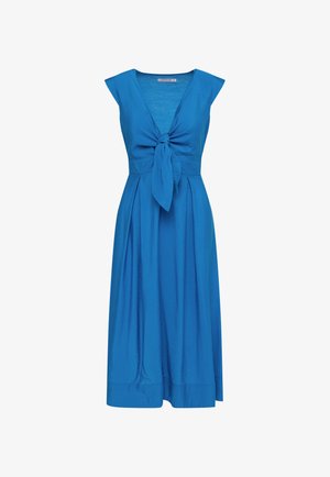 Niebieska sukienka bez rękawów z dekoltem w kształcie litery V i detalem z węzłem z przodu. Wykonana z gładkiego materiału, z luźną spódnicą z fałdami i długości do kolan.