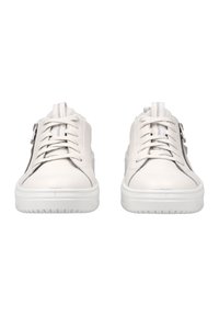 Weiße Leder-Sneaker mit einer runden Zehenpartie, strukturierter Gummisohle, Schnürung vorne und einem seitlichen Reißverschluss für einfachen Zugang.
