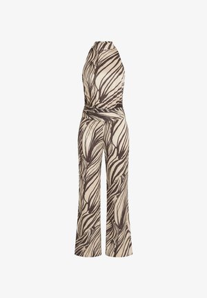 Ujjatlan bézs overál halter nyakkal és sötétbarna absztrakt levélszerű mintával, szűkített derékkal és bő szárú nadrággal.