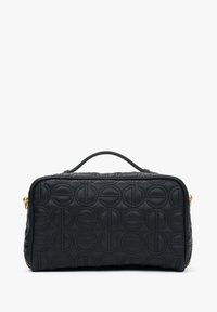 Zwarte leren makeup tas met een gewatteerd patroon, goudkleurige ritsen en een gestructureerde rechthoekige vorm. Voorzien van een handvat aan de bovenkant voor vervoer.