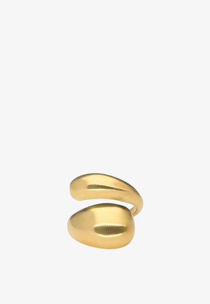 Glad, glanzend gouden open ring met twee afgeronde, onregelmatig gevormde uiteinden die elkaar aanzicht op een witte achtergrond.