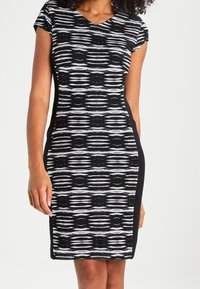 comma Robe fourreau - black