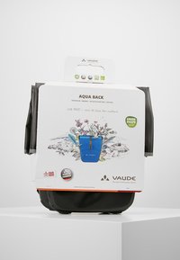 Borsa per bicicletta impermeabile blu con una forma rettangolare pulita. Presenta una base nera testurizzata, cinturino regolabile e un marchio ecologico.