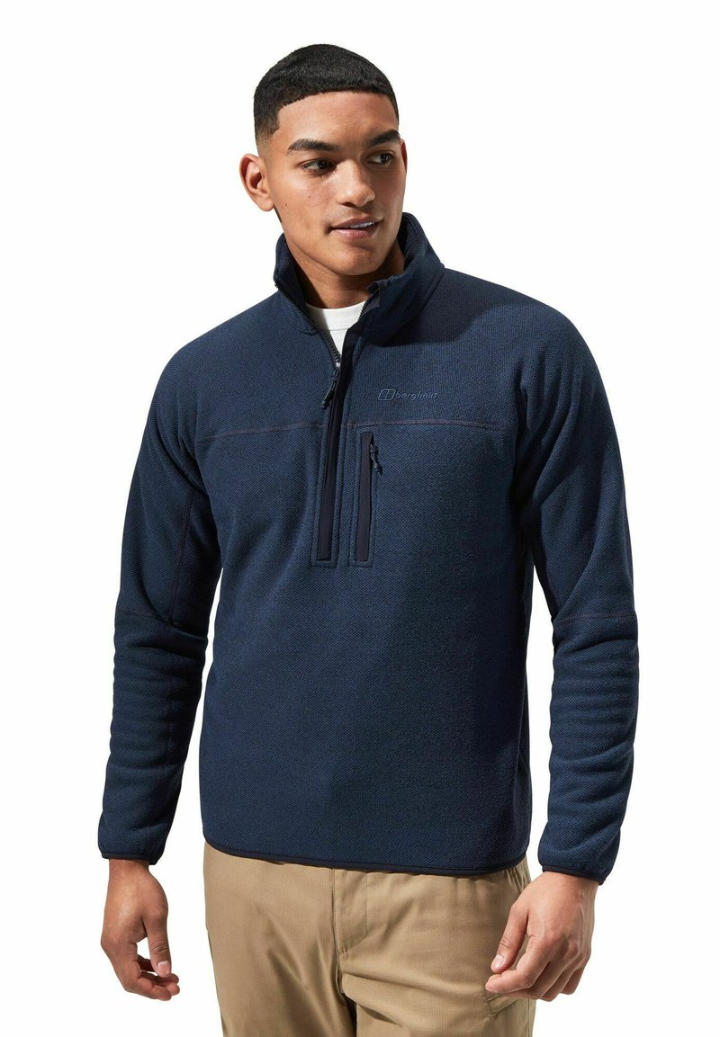 Marineblauer Fleece-Pullover mit einem halben Reißverschlusskragen, strukturiertem Körper und glatten Ärmeln; verfügt über eine kleine Reißverschlusstasche auf der Brust.