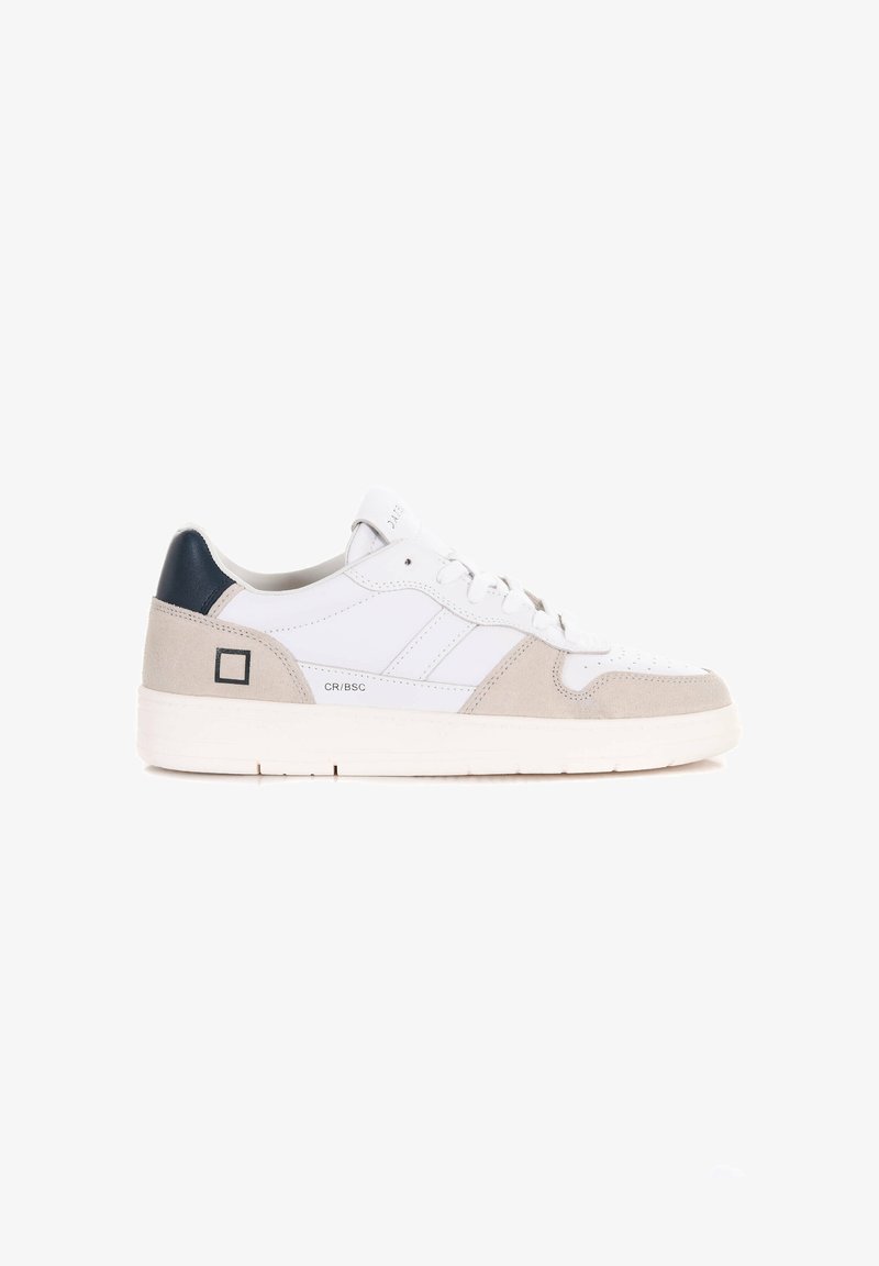 Witte lage sneaker met beige suède accenten, donkerblauwe hielstrook, witte veters en witte zool, zijaanzicht op een witte achtergrond.