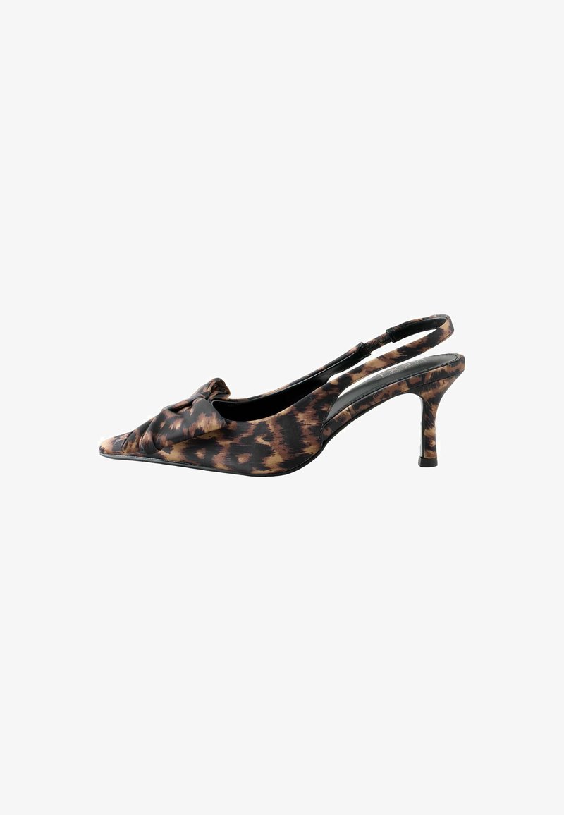 Escarpins à talons slingback en imprimé léopard avec un bout pointu, un détail nœud sur le dessus et un talon effilé de 6,5 cm. Le matériau semble lisse et synthétique.