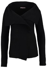 Svart stickad kofta med bred sjalkrage, asymmetrisk design, långa ärmar och en enkel knappstängning. Strukturerat mönster över hela.