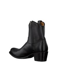 Schwarze Lederstiefelette mit seitlichem Reißverschluss, spitzem Zehenbereich und gestapeltem Absatz. Glatte Textur mit minimalen Nähdetails.