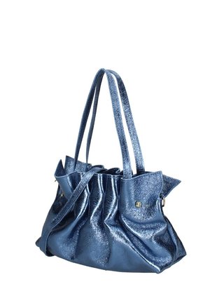 Glanzende blauwe leren handtas met twee lange hengsels, geplooide details en goudkleurige studs aan de zijkanten, afgebeeld tegen een witte achtergrond.
