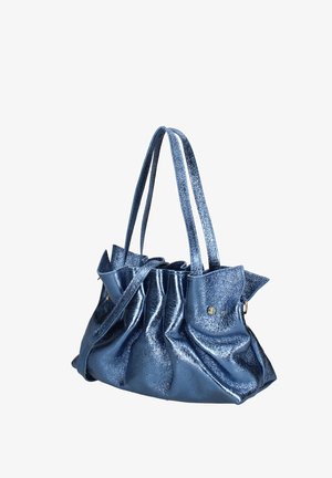 Glanzende blauwe leren handtas met twee lange hengsels, geplooide details en goudkleurige studs aan de zijkanten, afgebeeld tegen een witte achtergrond.
