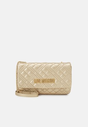 Złota pikowana skórzana torba na ramię z łańcuszkowym paskiem i logo "LOVE MOSCHINO" w złotych literach na przedniej klapie.
