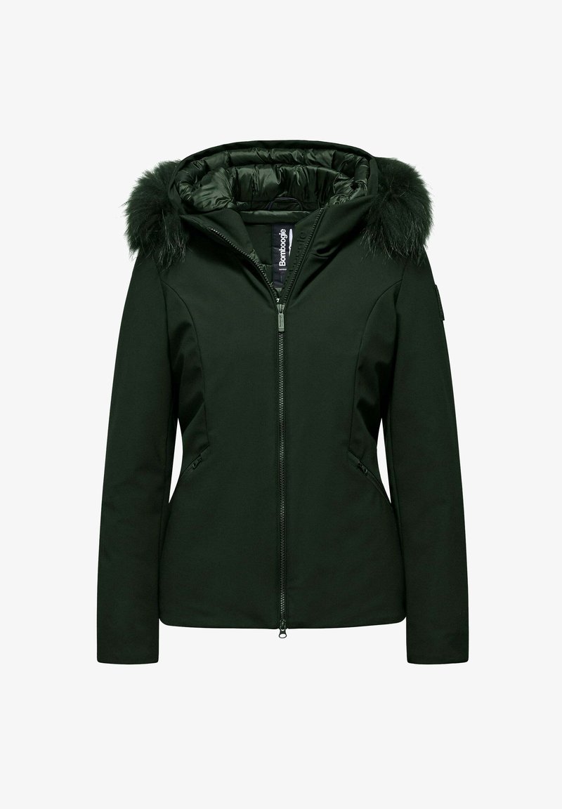 Donkergroene jas met een getailleerd ontwerp, voorzien van een rits, zijzakken en een capuchon afgewerkt met nepbont voor extra detail.