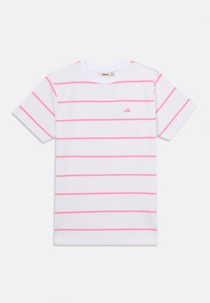 T-shirt bianca a maniche corte con sottili strisce orizzontali rosa e un piccolo logo rosa a forma di semicircolo sul petto in alto a sinistra.