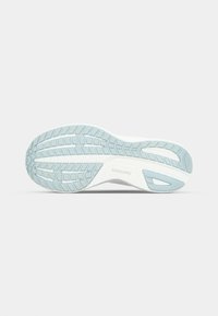 Weiße Sportschuhsohle mit strukturiertem Profil, versehen mit einem hellblauen Akzent und ergonomischem Design für Traktion und Unterstützung.