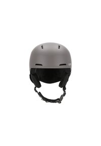 Matte grå skihjelm med ventilationsåbninger, polstrede ørebeskyttere og justerbar sort hagerem vist fra fronten.