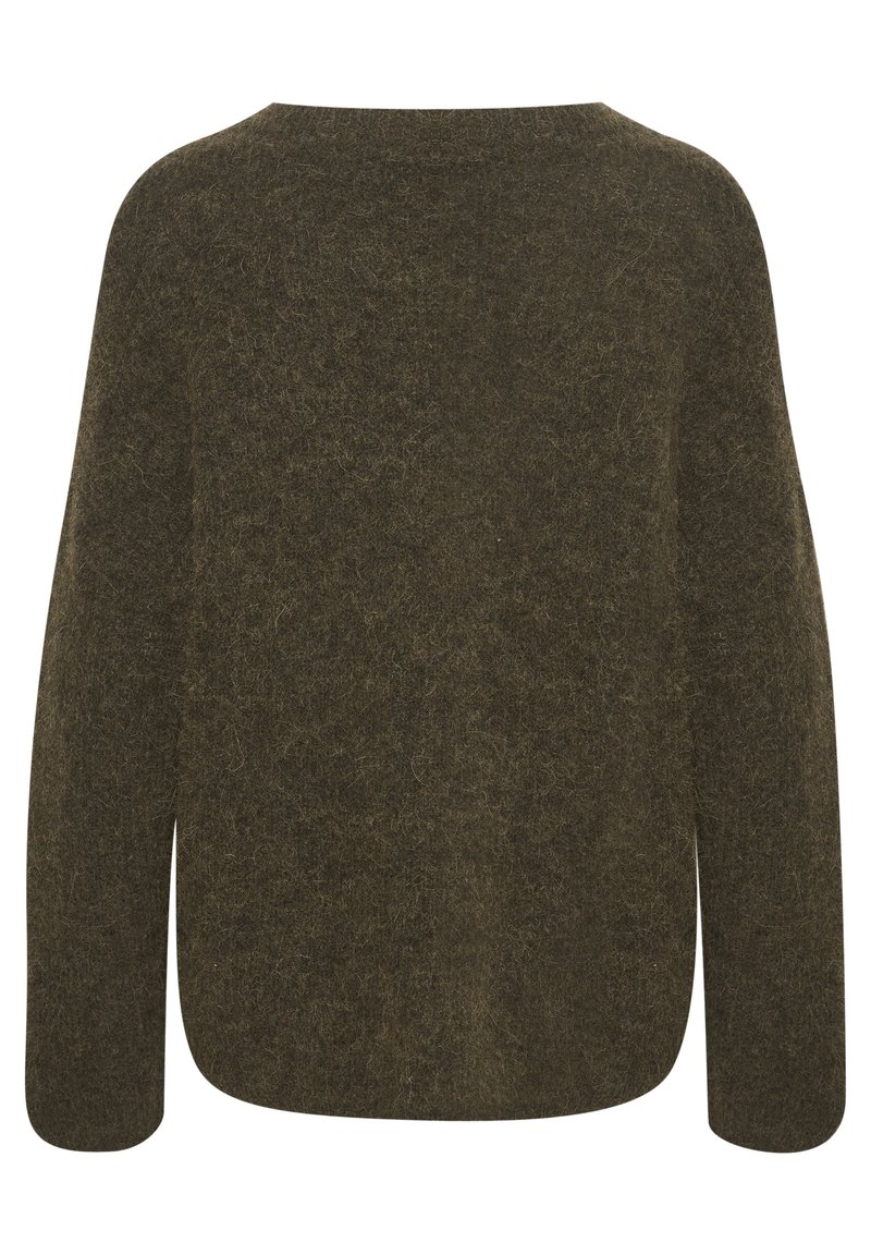 Suéter verde oliva hecho de una tela suave y texturizada, con un ajuste relajado, escote amplio y mangas largas. Vista trasera mostrada.
