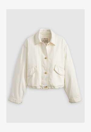 Chaqueta de mezclilla crema cortada con cuello de solapa, cierre frontal de botones y dos bolsillos delanteros. Presenta costuras en contraste y cintura elástica.