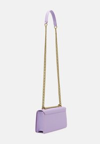 Fialová crossbody taška vyrobená z hladké kůže, s překrývající klopou a zlatým kovovým řetízkem s koženým polstrováním na rameni.