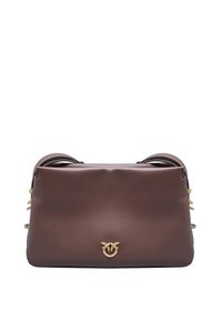 Borsa a mano in pelle marrone con una superficie liscia, caratterizzata da un'emblema dorato, manici superiori doppi e decorazioni laterali.