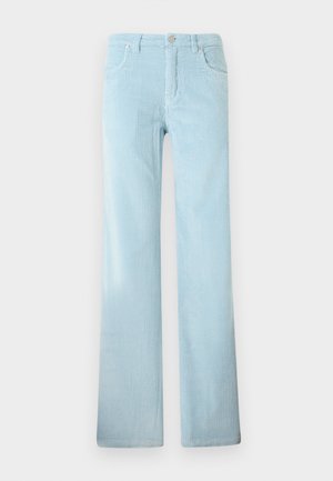 Pantaloni in velluto a coste azzurro chiaro con taglio a gamba dritta, chiusura con bottoni e tasche anteriori, esposti su uno sfondo bianco uniforme.